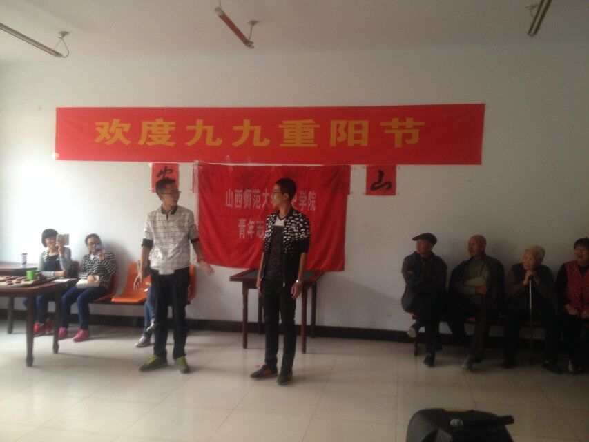 为老人表演节目