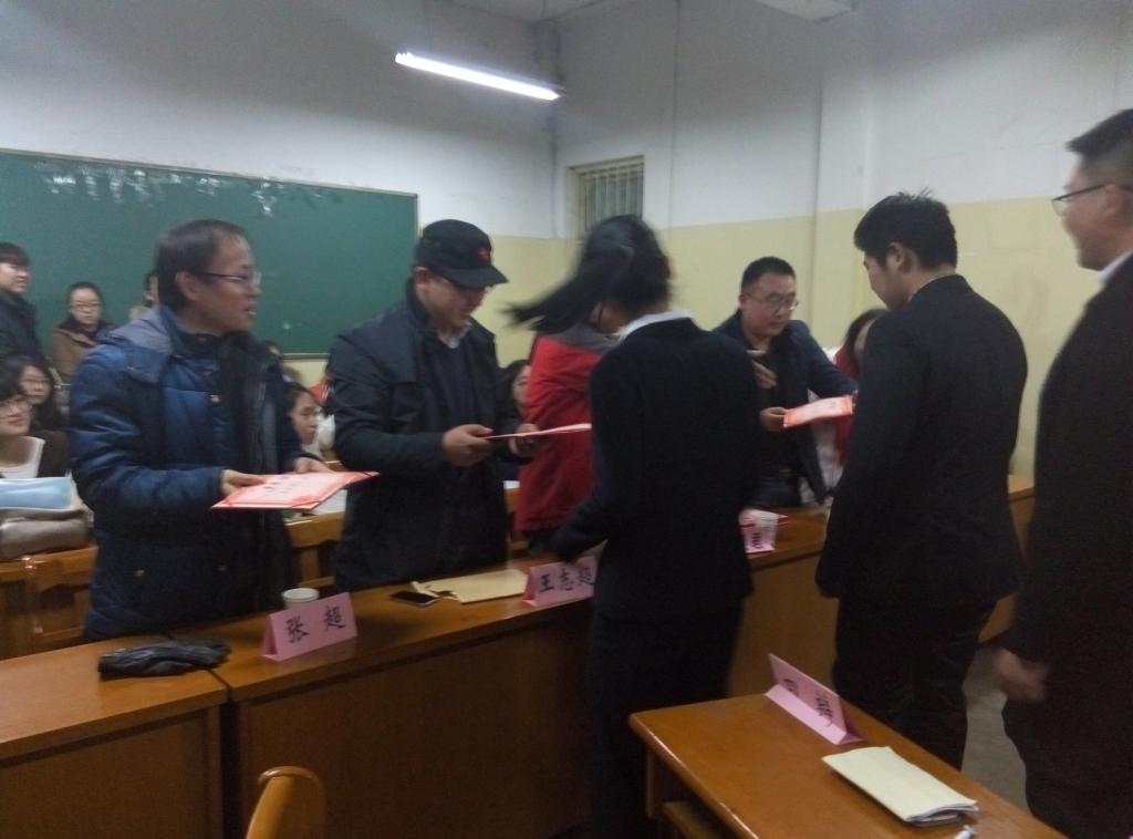 为优秀辩手颁奖