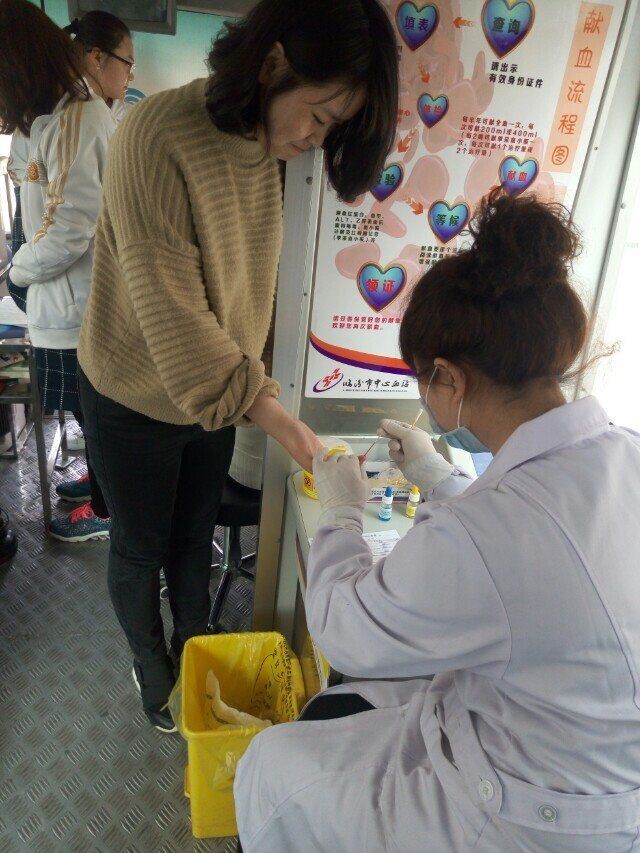 医生为志愿者检查身体